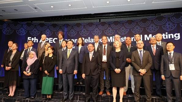 Image Caption: Minister Kuan Bi-ling of the Ocean Affairs Council leads the delegation to the 5th APEC Ocean-Related Ministerial Meeting.