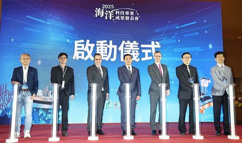 Photo caption: Opening ceremony of the “Ocean Technology Program Achievements Presentation”(From left: Professor Chien-Erh Weng; Distinguished Professor Yung-Sheng Chiu of National Sun Yat-sen University; Dr. Stephen R. Nagy, Director of Policy Research at the Yokosuka Council on Asia-Pacific Studies; Secretary-General Kuo-Lieh Liu of OAC; Senior Researcher James Hartman of the Yokosuka Council on Asia-Pacific Studies; Professor Ta-Kang Liu of National Cheng Kung University; Deputy Executive Director Ming-Hsien Chan of the Ship and Ocean Industries R&D Center)